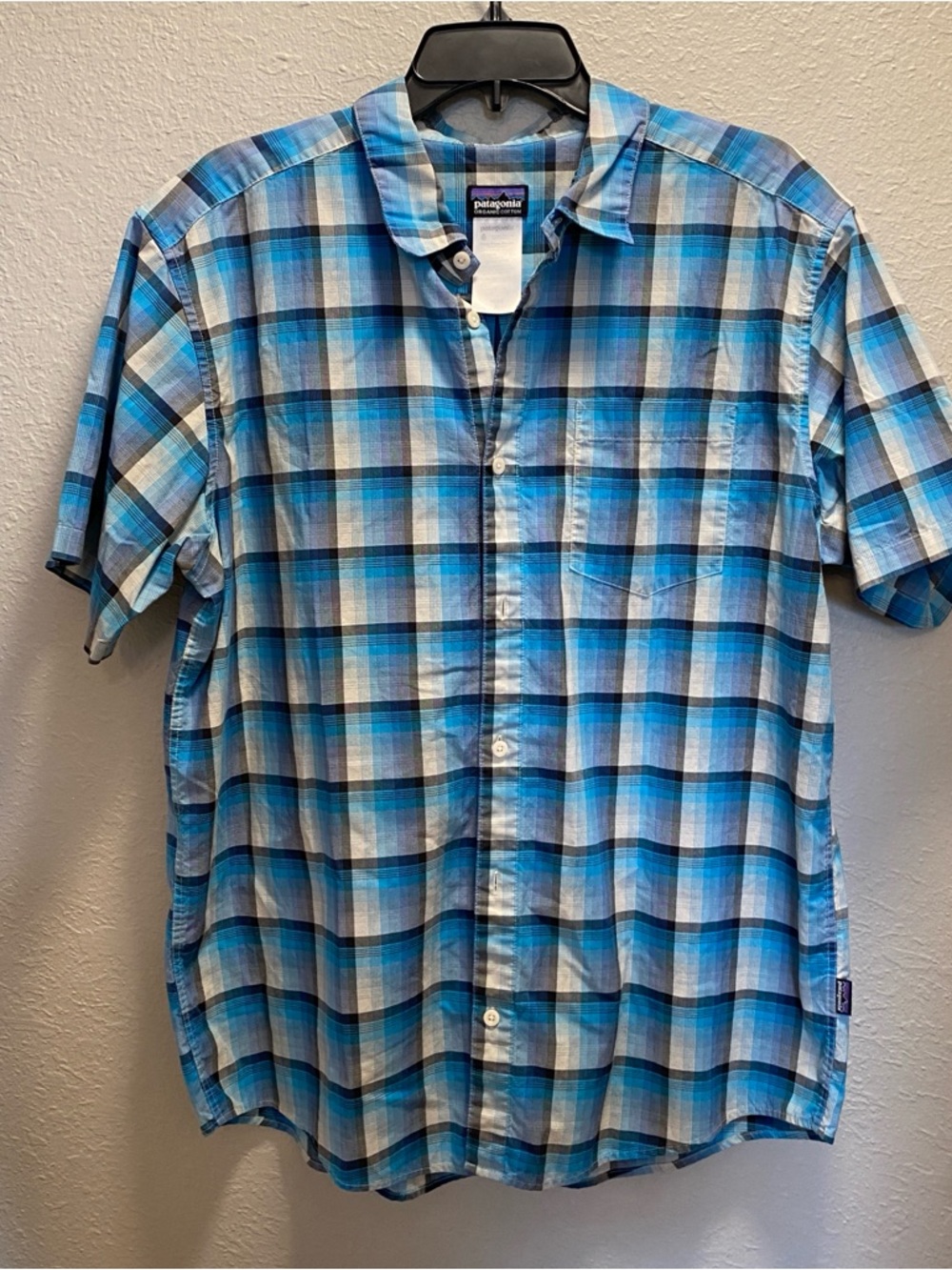 Patagonia Blue and White Plaid Short-Sleeve Button-Up Shirt. Men’s large. Cotton